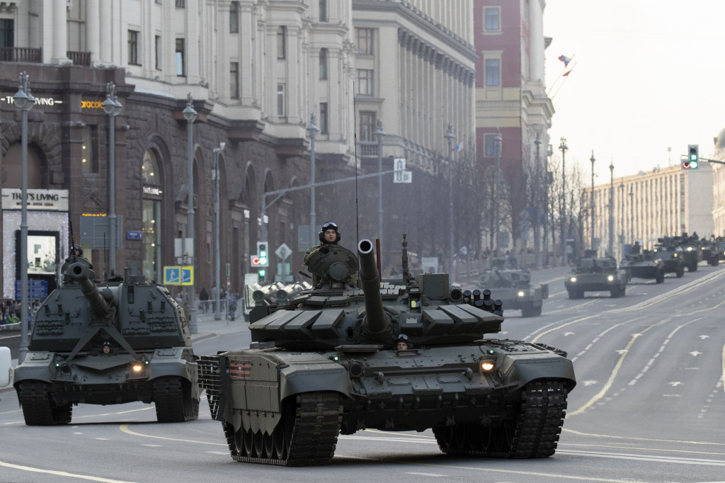 Tanky T-90 a nácvik slávnostnej vojenskej prehliadky v Moskve.
