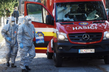 Hasiči idú odobrať vzorky od pacienta podozrivého na ochorenie na koronavírus v jednej z bratislavských štvrtí