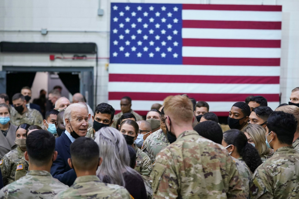 Joe Biden s americkými vojakmi.