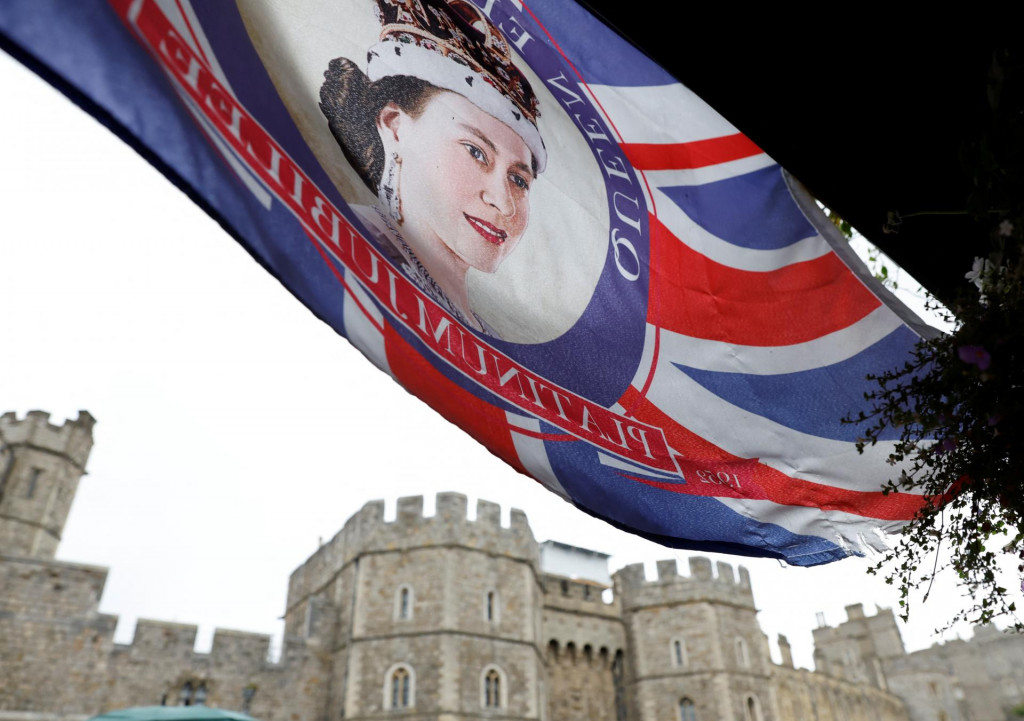 Vlajka britskej kráľovnej blízko hradu Windsor. FOTO: Reuters