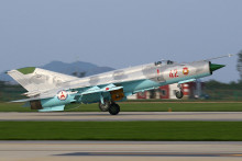 O letectve KĽDR sa nedá povedať nič dobré. Je skrátka zastarané. Letectvo má zhruba 545 bojových lietadiel, väčšinou staré typy vyrobené v Číne alebo ZSSR, ako MiG-21, ale aj pokročilé stíhačky MiG-29 a bojové lietadlá Su-25.

Severokórejské MiGy by sa stretli s početne zhruba porovnateľným (567 bojových lietadiel), ale čo do schopností boja za hranicou viditeľnosti nepomerne silnejším juhokórejským sokom (najmä typy F-15 a F-16), dosť možno podporovaným americkými "neviditeľnými" lietadlami F-22.

Otázkou je, do akej miery sú severokórejské lietadlá reálne bojovo nasaditeľné, nakoľko trpia nedostatkom náhradných dielov.
