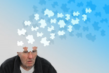 Je pravdepodobné, že demencia sama o sebe nezvyšuje riziko COVID-19 alebo závažných symptómov, ale skôr charakteristiky ľudí, ktorí majú toto ochorenie, ako napríklad starnutie alebo zabudnutie umývať si ruky často a dôkladne, môžu ovplyvniť smerovanie COVID-19.

Asociácia Alzheimerovej choroby odporúča, aby tí, ktorí sa starajú o ľudí s demenciou podnikli ďalšie kroky na zabezpečenie toho, aby ich blízki zostali v bezpečí. Napríklad vyveste pripomenutie týkajúce sa umývania rúk po celom dome a pokúste sa získať vopred zásobu dôležitých liekov.