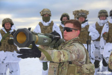  Americký inštruktor trénuje ukrajinských vojakov na použitie raketovej munície (SMAW-D)
