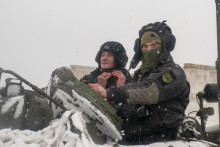 Ukrajinskí vojaci kontrolujú svoj tank vo vojenskej jednotke neďaleko Charkova