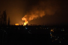 V Kyjeve a ďal&scaron;&iacute;ch mest&aacute;ch hl&aacute;sia v&yacute;buchy. V&yacute;buchy hl&aacute;sili aj z mesta Charkov, ktor&eacute; sa nach&aacute;dza približne 35 kilometrov od hran&iacute;c s Ruskom na v&yacute;chode Ukrajiny. &Scaron;tyri expl&oacute;zie zaznamenali v meste Kramatorsk v Doneckej oblasti.
