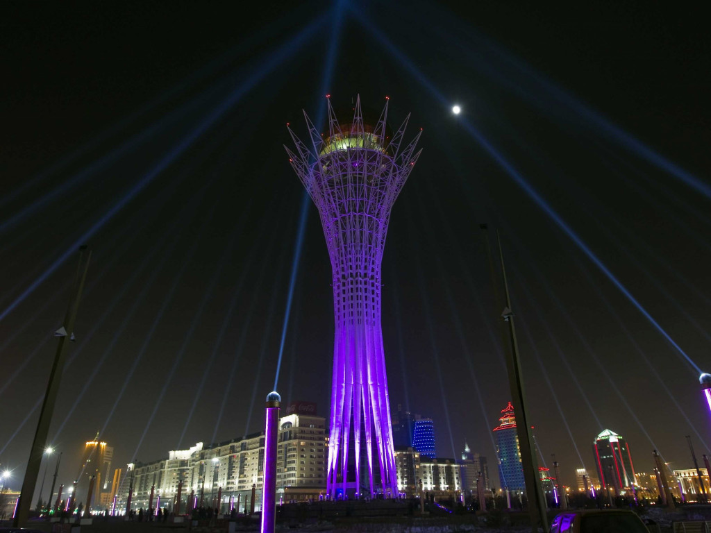 Symbolom rozvoja Kazachstanu je metropola Astana. Ešte pred 25 rokmi to bolo lokálne mestečko s nízkymi budovami, dnes jej dominujú mrakodrapy, monumentálne budovy a široké bulváry.