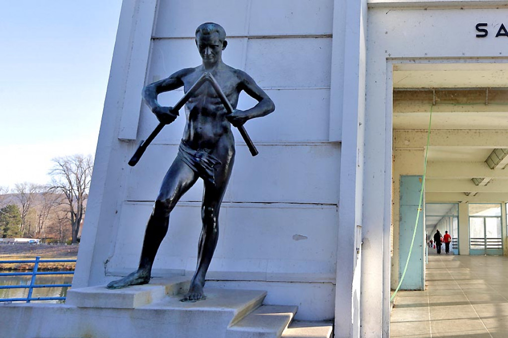 Barlolamač je symbolom uzdravenia v piešťanských kúpeľoch. Bronzová plastika v životnej veľkosti je dielom bratislavského sochára Roberta Kühmayera.