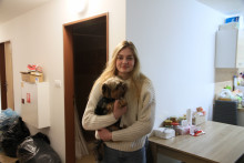  Mladá Ukrajinka Káťa so svojim psíkom.
