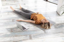 Spoznajte jogu, pri ktorej je jedinou fyzickou aktivitou ležanie. 
