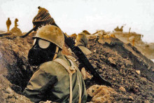 Iránsky vojak v plynovej maske. Ich požívanie v konflikte sa od roku 1983 stalo nutnosťou, iracké ozbrojené sily totiž v rozpore so Ženevským protokolom používali aj chemické zbrane, a to nielen v boji, ale aj proti civilnému obyvateľstvu.