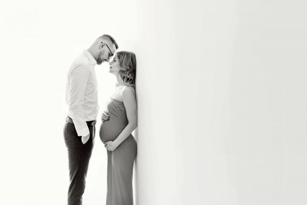 Dominika Jurena s manželom na tehotenskom fotení.

