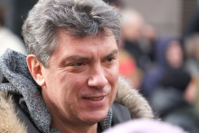Bývalého ruského vicepremiéra a vyhláseného kritika Kremľa Borisa Nemcova zastrelili blízko Kremľa v centre Moskvy. Koncom roka 2015 vyšetrovatelia označili za objednávateľa a organizátora vraždy bývalého dôstojníka čečenského práporu Sever Ruslana Muchudinova, po ktorom vyhlásili medzinárodné pátranie. Advokát pozostalých ale označil tento krok za manéver, ktorý má odviesť pozornosť od skutočných vinníkov z najbližšieho okolia čečenského vládcu Ramzana Kadyrova.