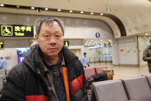 Muž žije 14 rokov na letisku. Utiekol od prísnej rodiny, aby mohol piť a fajčiť