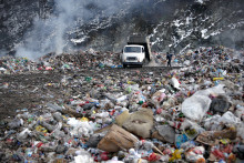 Na snímke smetiarske auto vykladá odpad na skladke neďaleko mesta Priboj na juhozápade Srbska v piatok 22. januára 2021