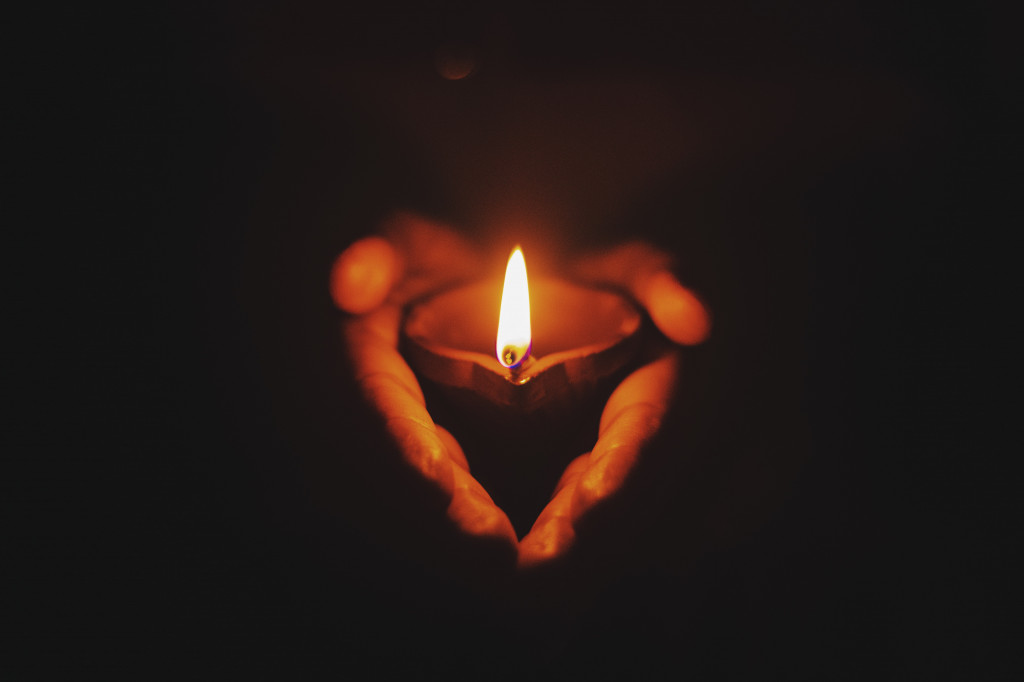 Traja ľudia zomreli na Ukrajine po tom, ako sviečka zapálená na pamiatku pacienta, ktorý zomrel na COVID-19 (ilu)
