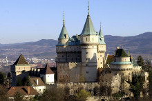 Kultúrna pamiatka Bojnický zámok. Pôvod hradu siaha až do Veľkomoravskej ríše. Od roku 1649 bol vo vlastníctve rodiny Pálffyovcov, ktorá sa postarala o rozšírenie pôvodne kamenného hradu. Začiatkom 20. storočia bol prebudovaný na zámok a v rokoch 1899-1909 ho prestavali podľa vzoru francúzskych stredovekých romantických hradov.