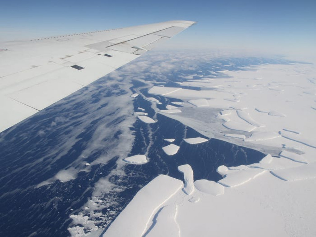 Taktiež sa zrýchľuje topenie Antarktídy. V 80. rokoch minulého storočia stratila Antarktída 40 miliárd ton ľadu ročne. V poslednom desaťročí tento počet vyskočil na priemerne 252 miliárd ton ročne. Podľa Národného strediska pre údaje o snehu a ľade obsahuje Antarktída spolu s grónskym ľadovým príkrovom viac ako 99 percent sladkej vody na svete. Keby sa roztopili ľadové príkrovy Antarktídy a Grónska, viedlo by to k zvýšeniu hladiny mora o viac ako 60 metrov.
