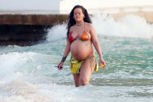Rihanna kadiaľ chodí, tam ukazuje svoje tehotenské brucho.