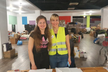 Ukrajinky Svetlana a Oľga pomáhajú na zbernom mieste v Bory Mall.