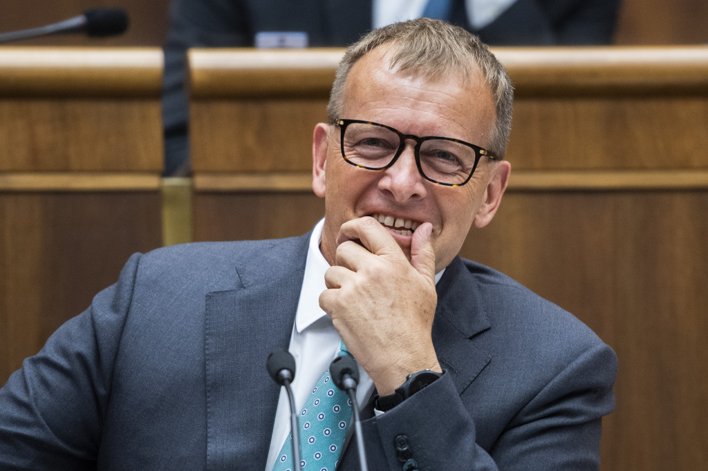 936f81ef-609e-4a19-b97c-79f0e915727f