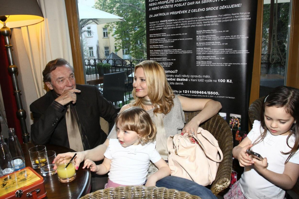 Karel Gott a Ivana Gottová s dcérami Charlotte a Nelly v roku 2011.