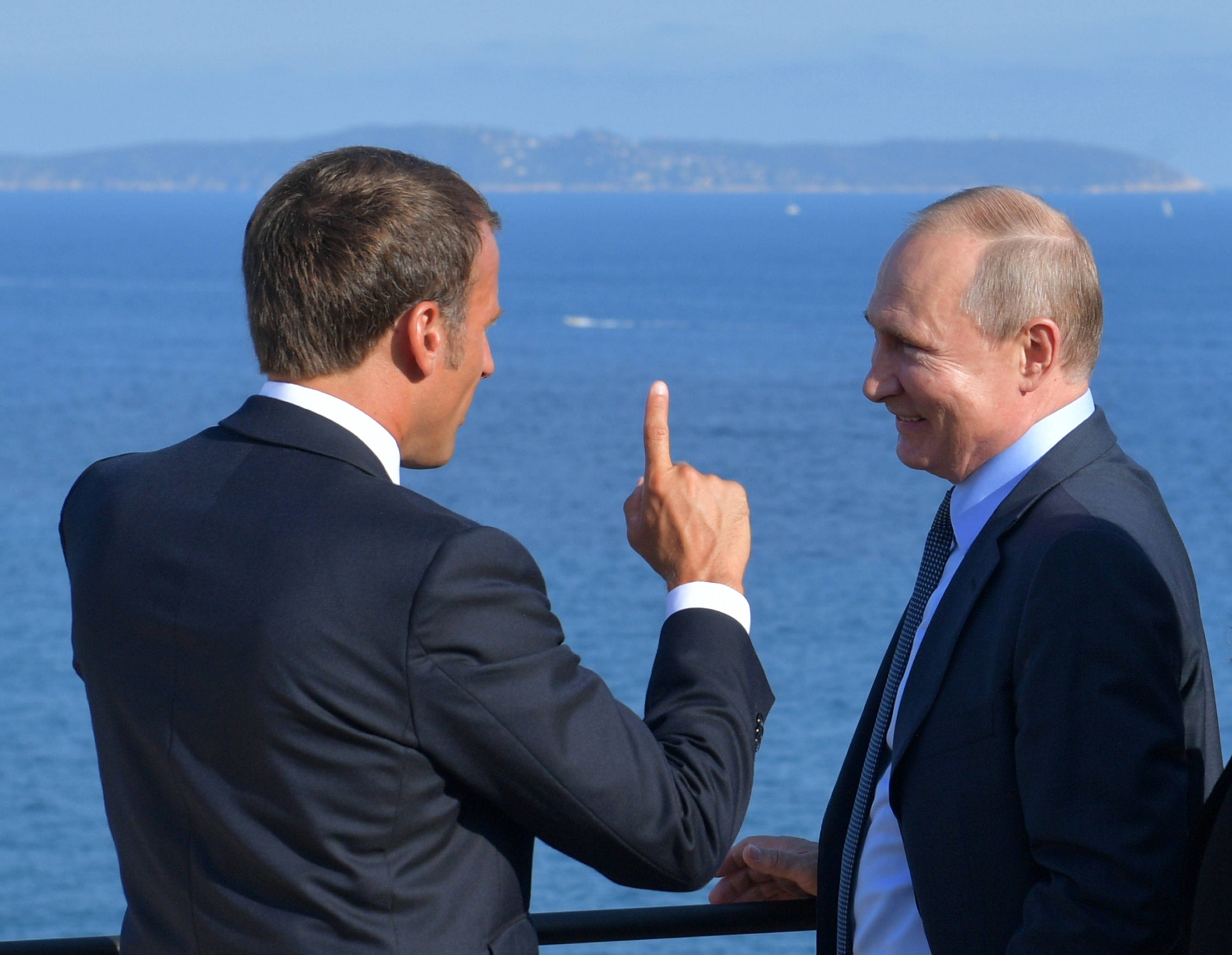 Poutine appelle Macron : l’Occident doit arrêter l’approvisionnement en armes, bombarder le Donbass est une atrocité