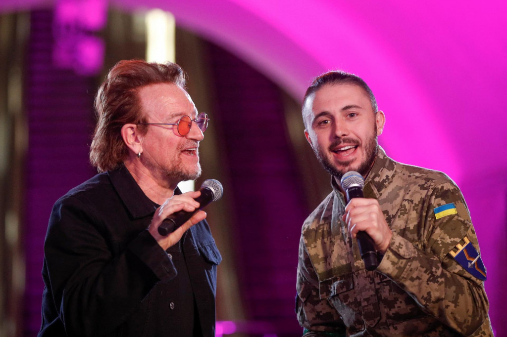 &lt;p&gt;Spevák írskej kapely U2 Bono Vox a ukrajinský vojak spolu spievajú v kyjevskom metre.&lt;/p&gt;