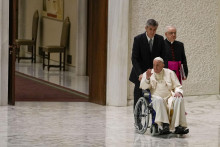Pápež František prichádza na invalidnom vozíku na audienciu vo Vatikáne.
