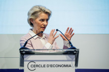 Predsedníčka Európskej komisie Ursula von der Leyen hovorí po udelení Európskej stavebnej ceny na výročnom stretnutí Cercle d&#39;Economia v Barcelone.