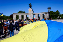 Aktivisti rozvinuli ukrajinskú vlajku počas pietneho aktu kladenia vencov, ktorý zorganizovalo ukrajinské veľvyslanectvo pri príležitosti Dňa víťazstva a 77. výročia ukončenia druhej svetovej vojny pri Pamätníku sovietskej vojny v parku Tiergarten v Berlíne.