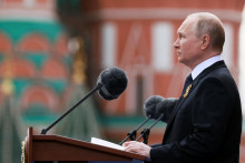 Ruský prezident reční na vojenskej prehliadke na Červenom námestí.