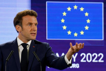 Francúzsky prezident Emmanuel Macron prednáša prejav počas Konferencie o budúcnosti Európy v Štrasburgu.