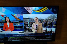 Na obrazovke ruskej televíznej stanice sa objavila správa: „Na vašich rukách je krv tisícov Ukrajincov a stoviek ich zavraždených detí. Televízia a vláda klamú – povedzte nie vojne“.
