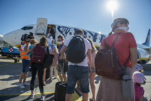 Cestujúci nastupujú do lietadla na letisku M. R. Štefánika v Bratislave.