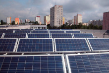 Stredná priemyselná �škola elektrotechnická Karola Adlera v Bratislave sa stala prvou �kolou na Slovensku, ktorá má na streche nain�talovanú fotovoltickú elektráreň.