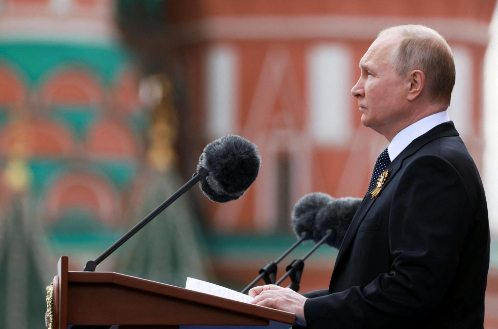 Ruský prezident reční na vojenskej prehliadke na Červenom námestí.