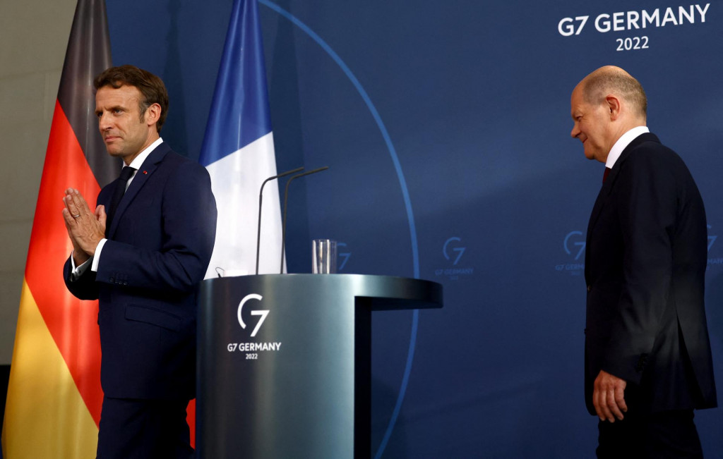 Nemecký kancelár Olaf Scholz a francúzsky prezident Emmanuel Macron.
