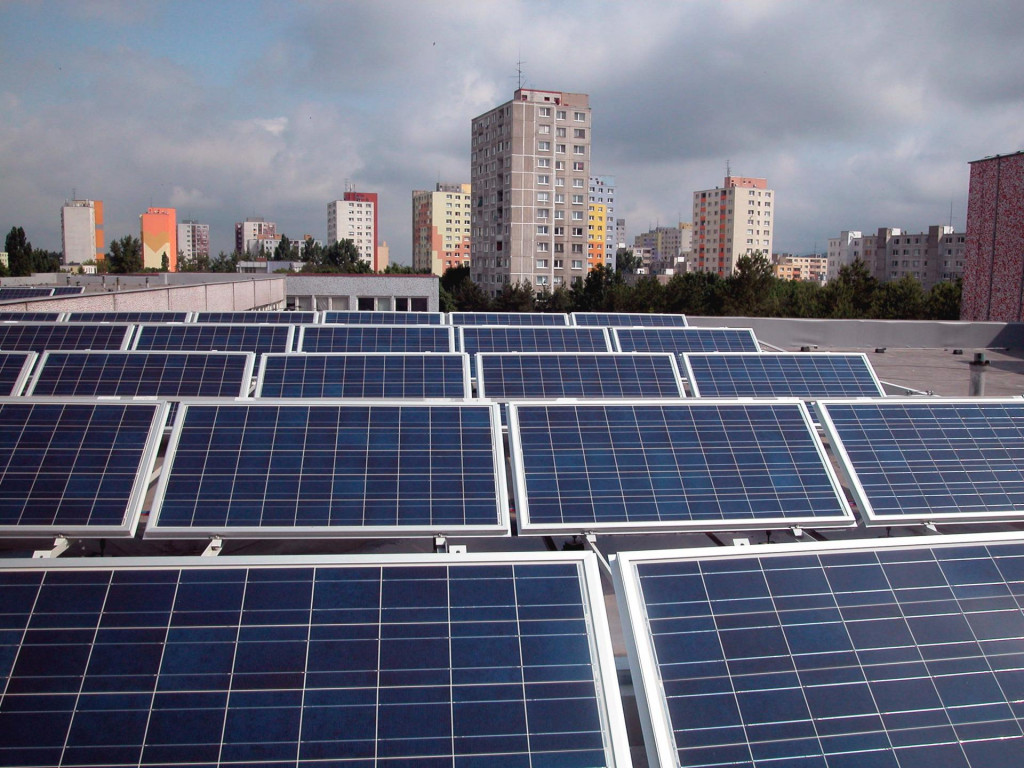 Stredná priemyselná �škola elektrotechnická Karola Adlera v Bratislave sa stala prvou �kolou na Slovensku, ktorá má na streche nain�talovanú fotovoltickú elektráreň.