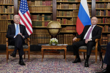 Ruský prezident Vladimir Putin a americký prezident Joe Biden sedia počas stretnutia vo vile La Grange v Ženeve.

