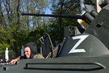 Ruská armáda označuje vojenskú techniku symbolom ”Z”.