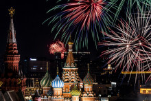 Ohňostroj nad Katedrálou Vasilija Blaženého v Deň víťazstva, ktorý si pripomína 77. výročie víťazstva nad nacistickým Nemeckom v druhej svetovej vojne, v Moskve,