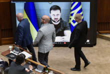 &lt;p&gt;Poslanci pred obrazovskou s ukrajinským prezidentom Volodymyrom Zelenským.&lt;/p&gt;