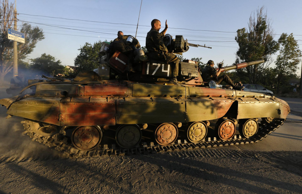 Vojaci ukrajinskej armády na tanku v prístavnom meste Mariupol na juhovýchode Ukrajiny. FOTO: TASR/AP
