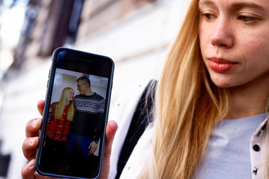 Kateryna Prokopenko (27), manželka azovského veliteľa Denisa Prokopenka (30), ukazuje na mobilnom telefóne fotku svojho manžela, ktorý sa momentálne nachádza v železiarňach Azovstaľ v Mariupole. FOTO: REUTERS