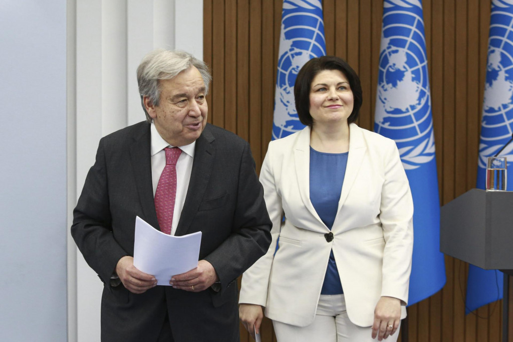 Generálny tajomník OSN António Guterres (vľavo) odchádza po tlačovej konferencii s moldavskou premiérkou Nataliou Gavrilitovou po ich stretnutí v Kišiňove 9. mája 2022. FOTO TASR/AP

