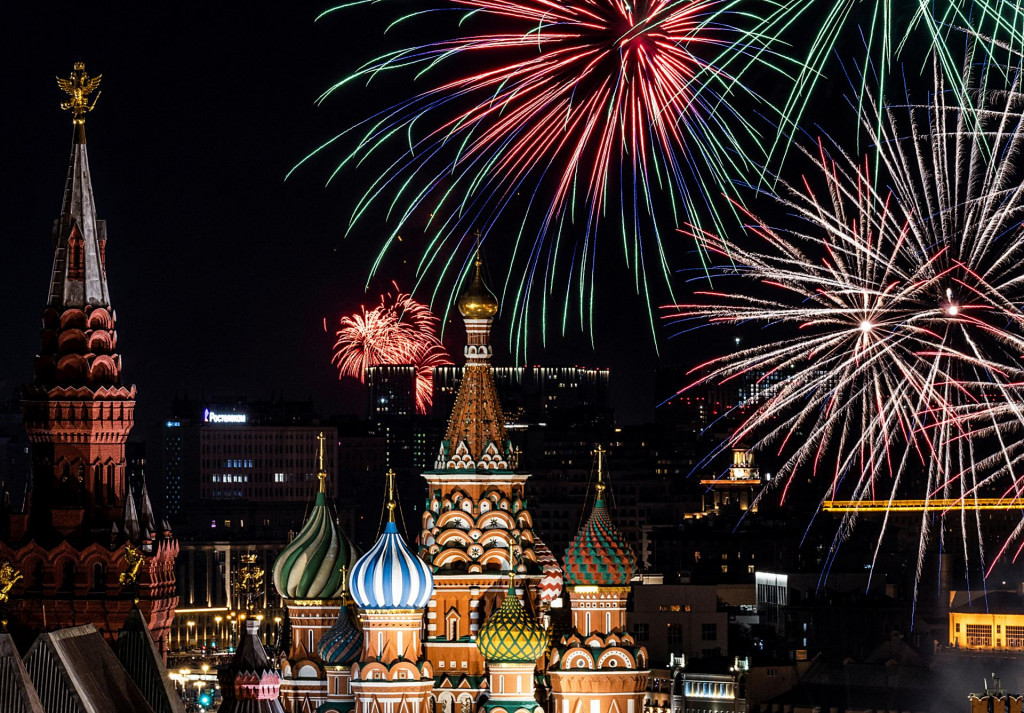 &lt;p&gt;Ohňostroj nad Katedrálou Vasilija Blaženého v Deň víťazstva, ktorý si pripomína 77. výročie víťazstva nad nacistickým Nemeckom v druhej svetovej vojne, v Moskve,&lt;/p&gt;