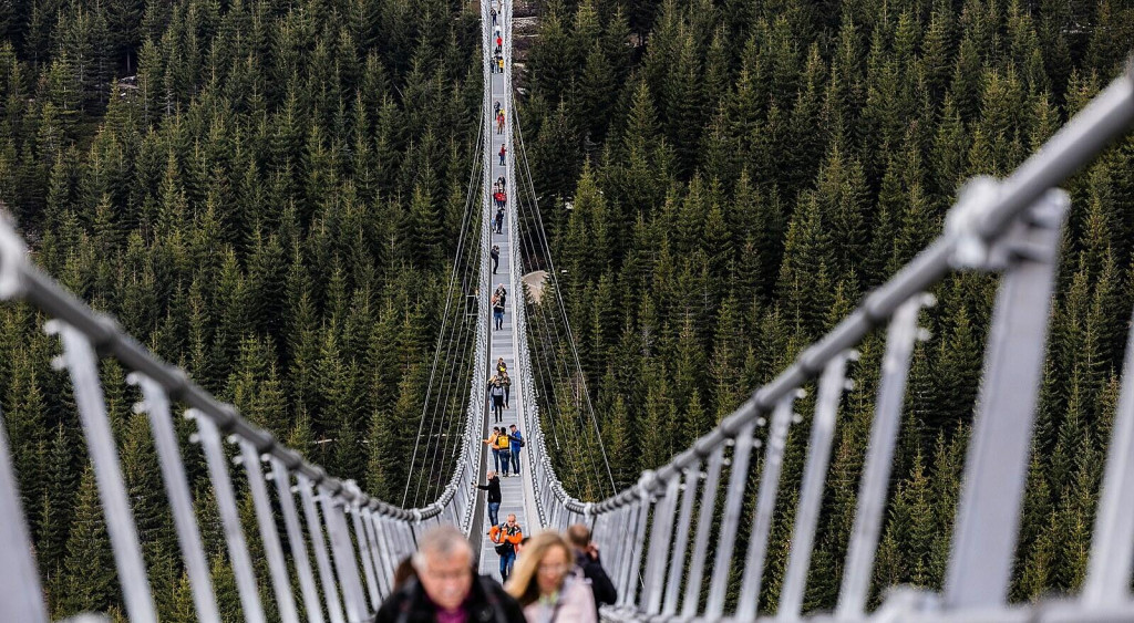 Najdlhšia visutá lávka sveta

Verejnosti sa atrakcia otvorila v piatok, 9. mája 2022. Na obrázku sú prví ľudia, ktorí mostom prešli ešte predtým, než bol oficiálne otvorený verejnosti.