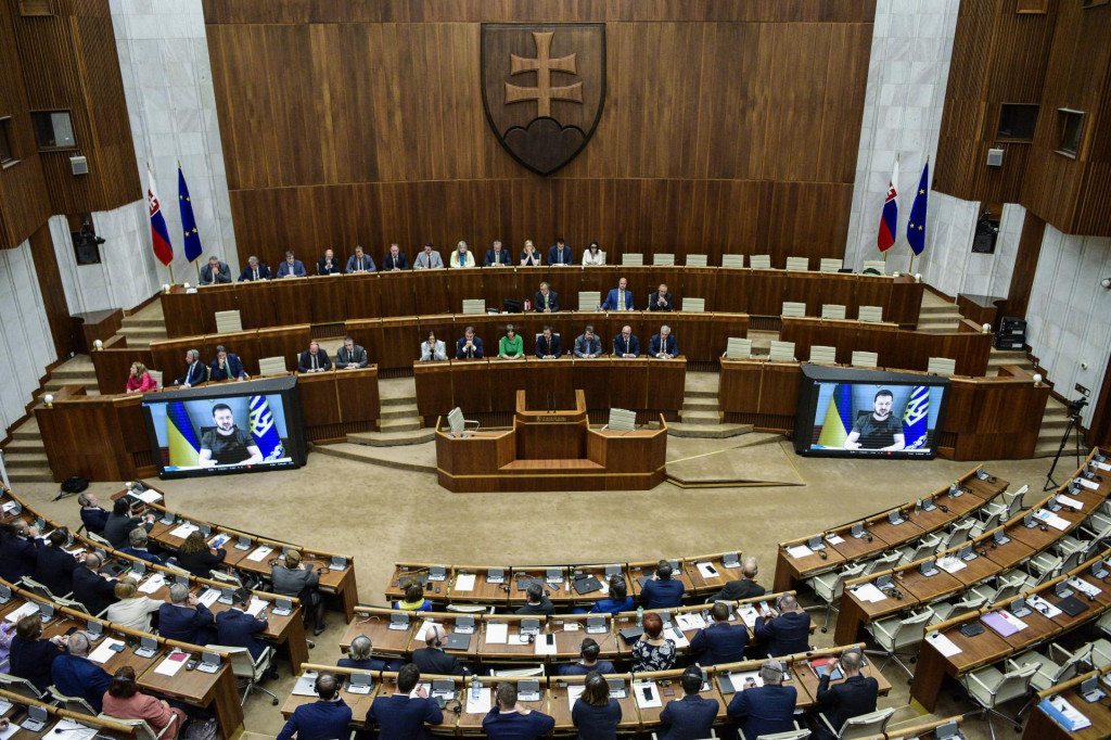 Rokovacia sála Národnej rady SR počas vystúpenia ukrajinskeho prezidenta Volodymyra Zelenského.