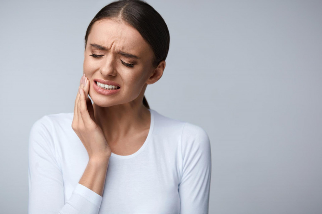Pri bolesti zubov pomôžu klinčeky či cesnak.