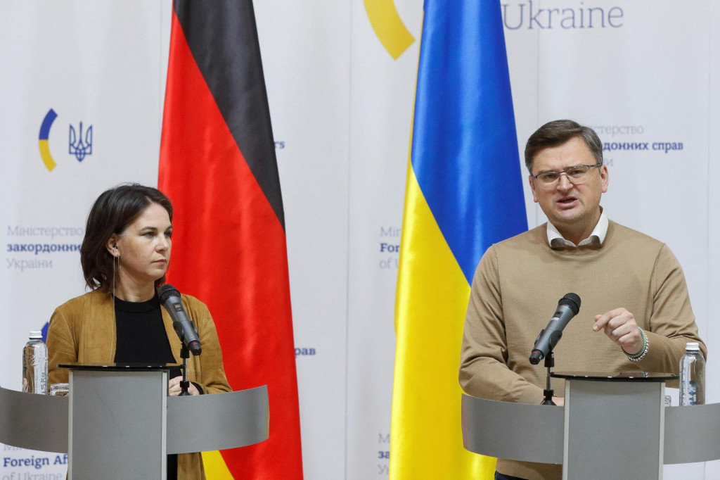&lt;p&gt;Ukrajinský minister zahraničia Dmytro Kuleba a nemecká ministerka zahraničia  Annalena Baerbocková. FOTO: REUTERS/Valentyn Ogirenko/&lt;/p&gt;